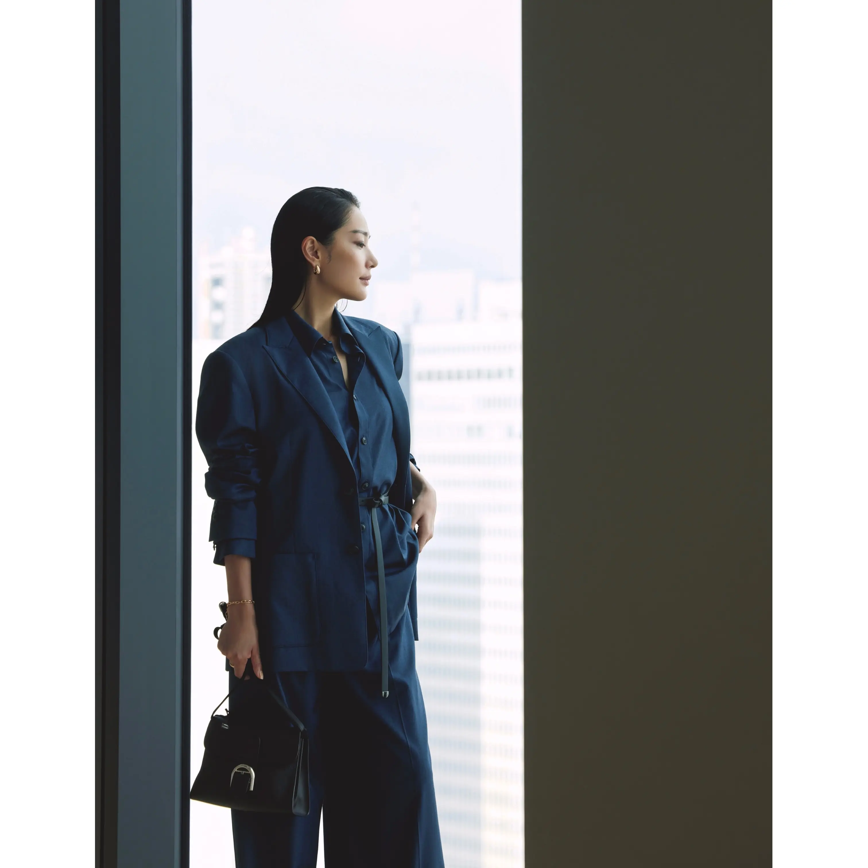 ネイビーのジャケットとシャツ、パンツを合わせたワントーンコーディネート　モデル・大塚まゆか