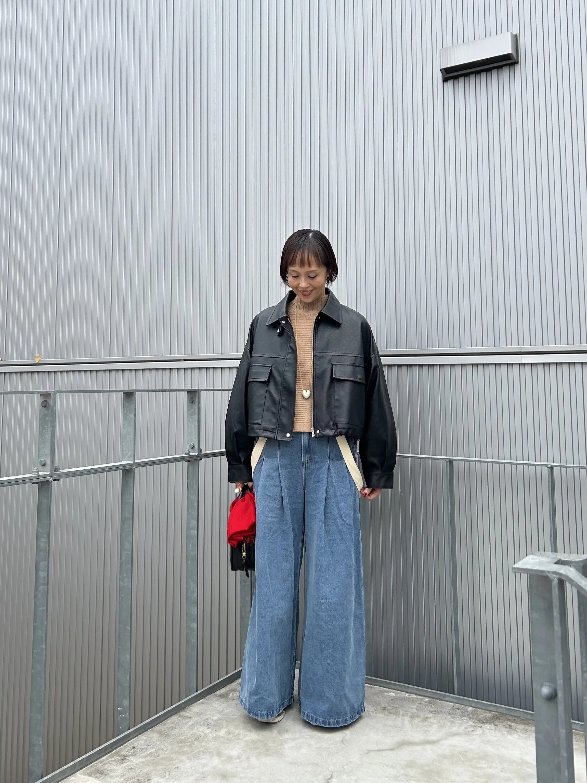 アラフィフランチコーデ　アラフィフデニムコーデ　大人カジュアル　ワイドデニム　自撮り　オン眉　ミニボブ　フェイクレザー　レザーコーデ　脚長効果