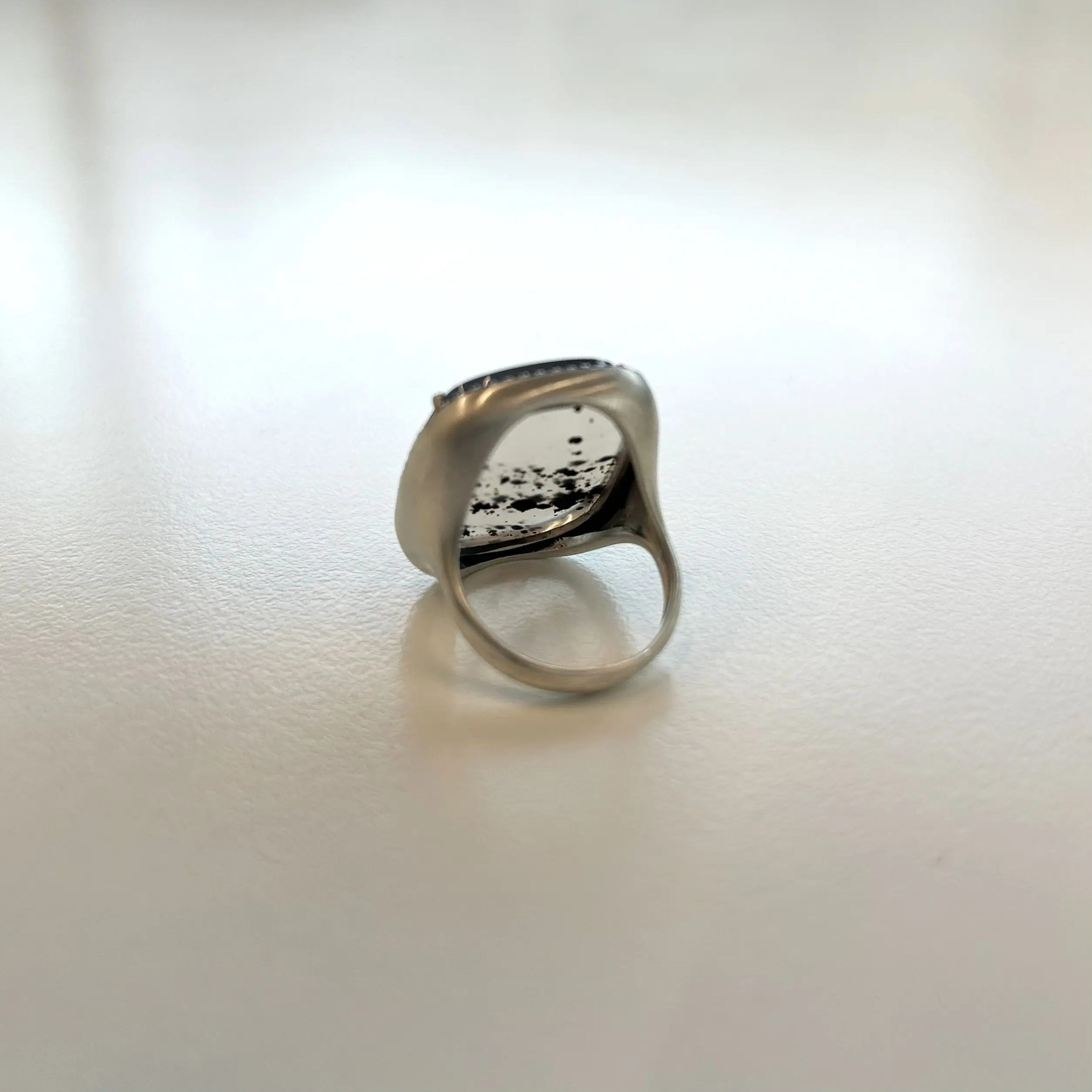 アドリン ヒュー リング モンタナアゲート 天然石 石が浮いた状態　リングの特徴