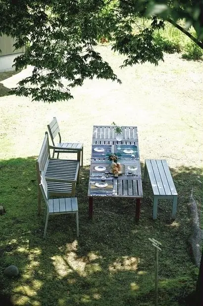 芝生のテーブル席は、日々の朝食に使用