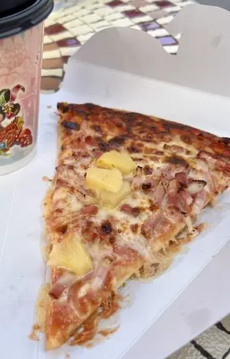 ベーコンとパイナップルのピザ