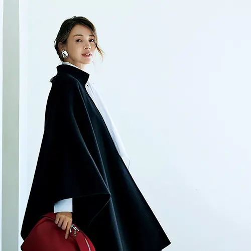 どの角度から見ても美しい！カシミヤの「黒ケープ」 | Web eclat