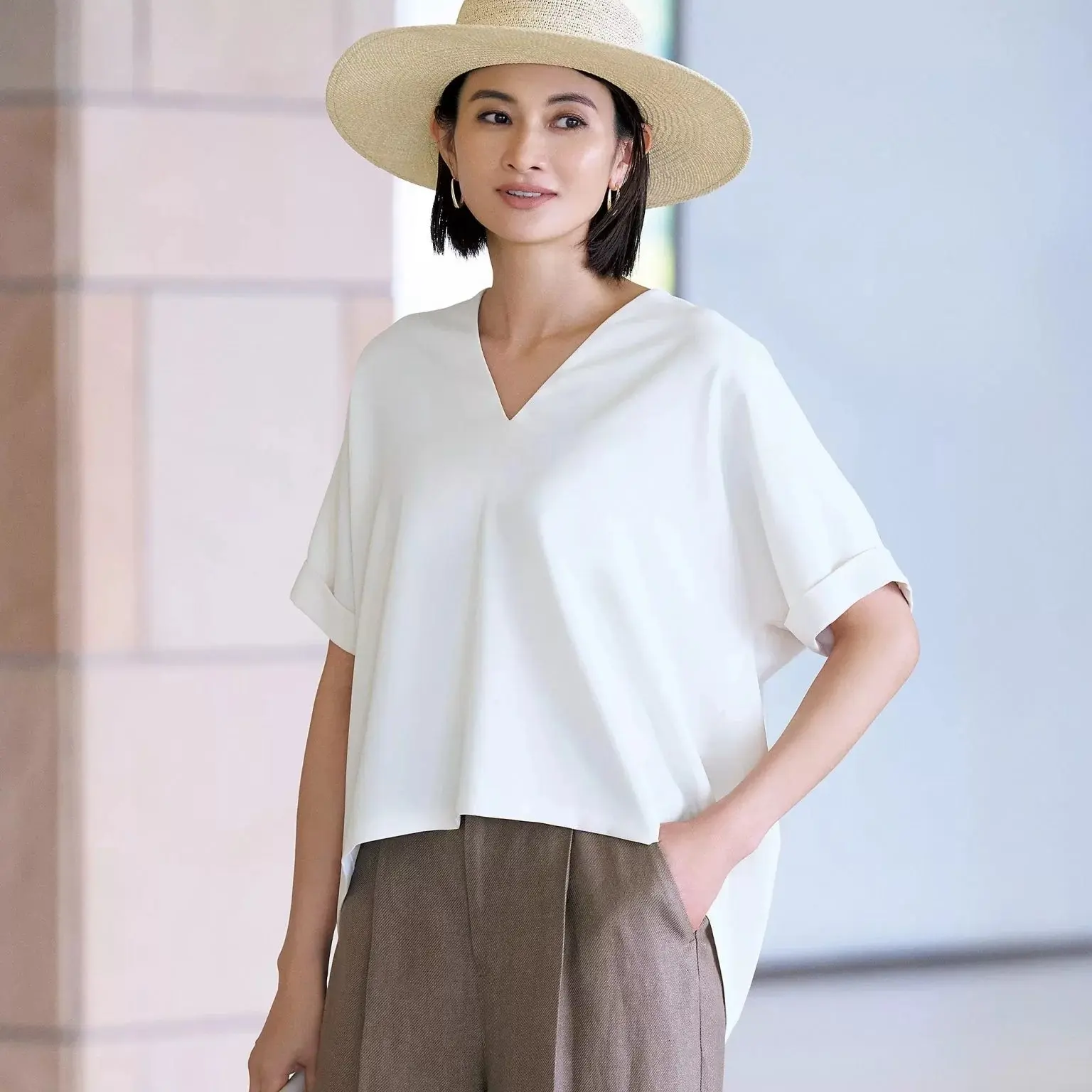 【50代着回し術】Tシャツより上品！とろみトップスで叶える【残暑～秋のスイッチコーデ6選】_1_1