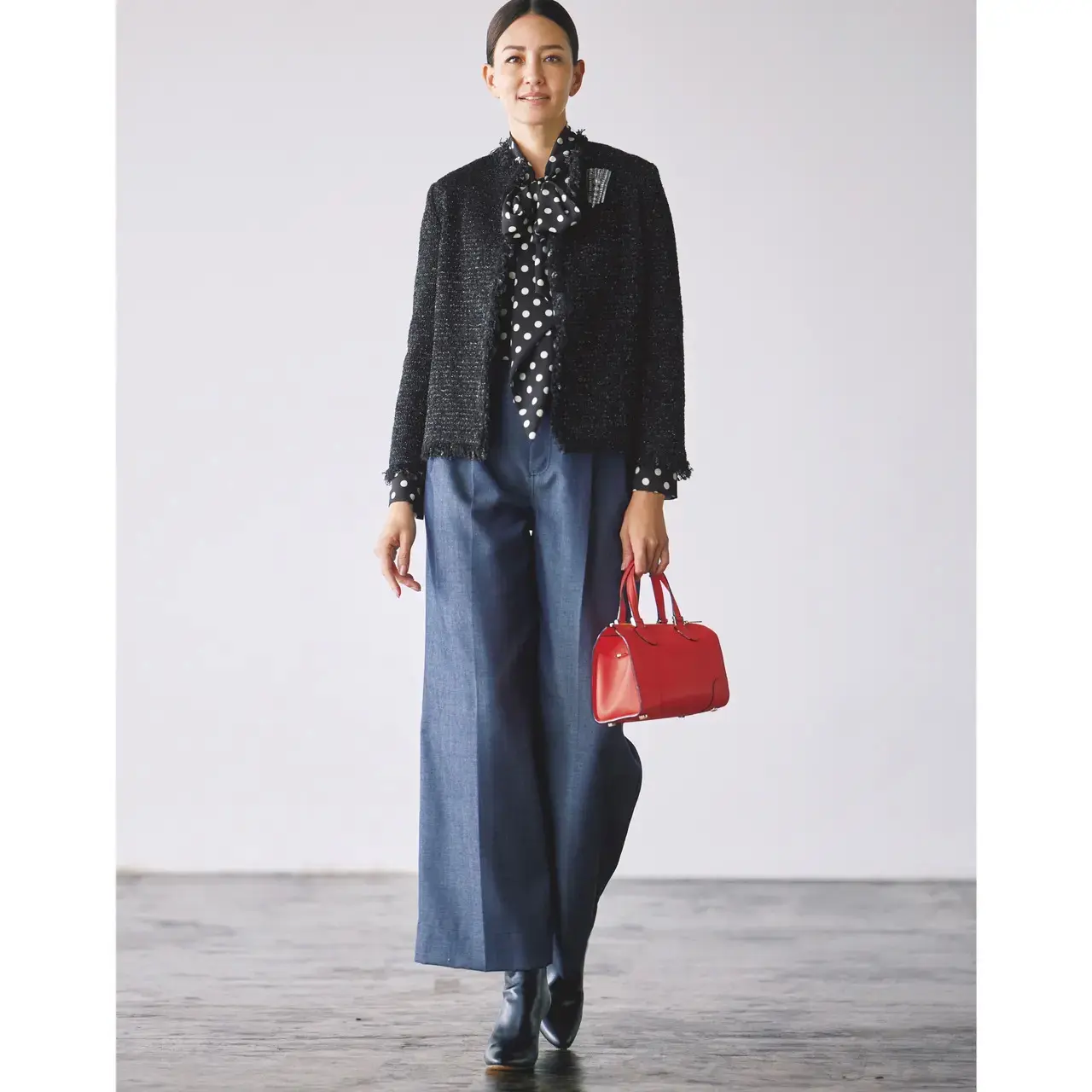 エレガントさも秋らしいあたたかみも感じられるツイードジャケットで、オフィスコーデを更新。気温17℃