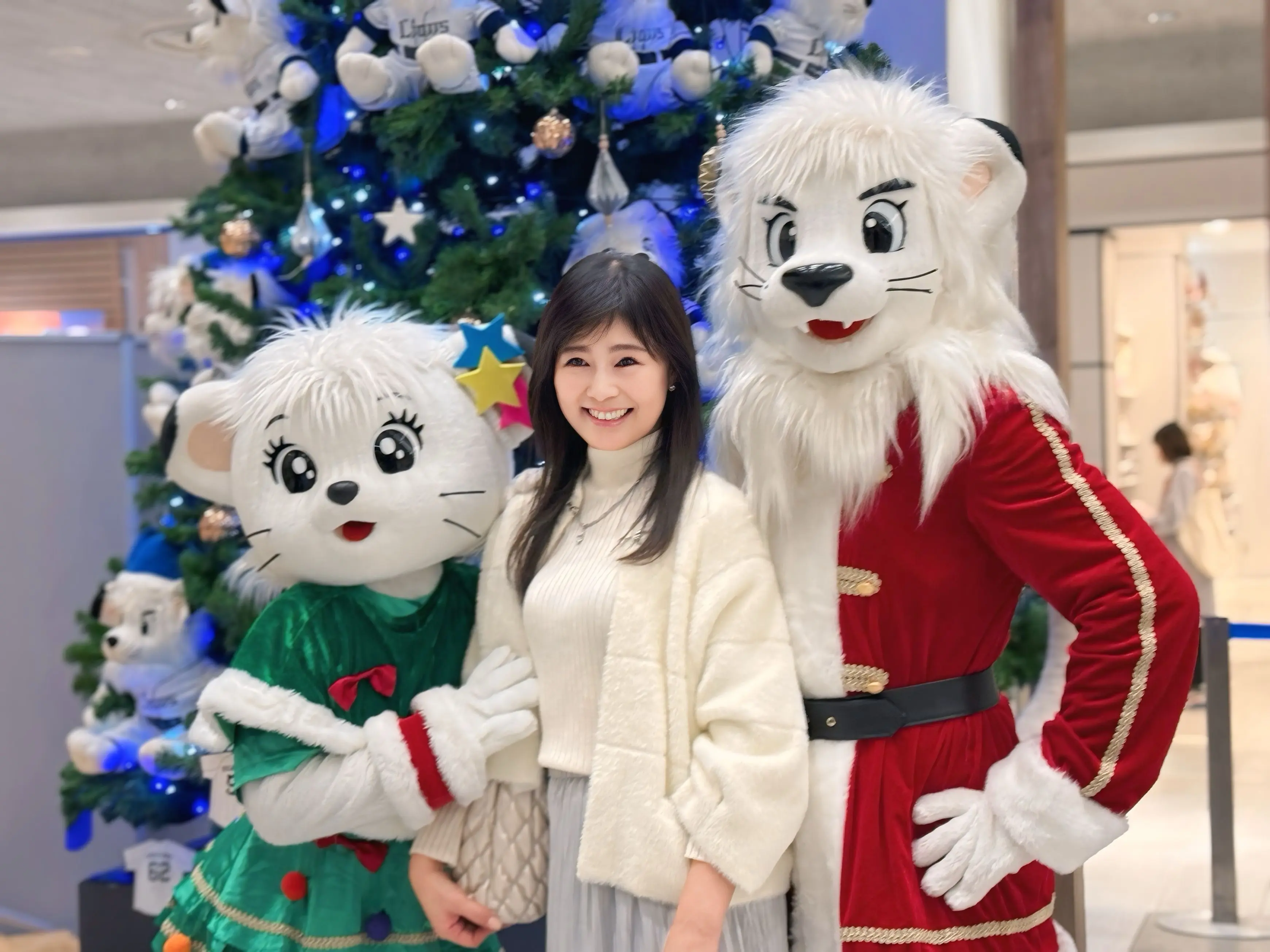 クリスマスイベント、イベント、レオ、レイラ、西武ライオンズ、マスコット、キャラクター、ライオン、ツリー、クリスマスツリー、ブルーライト、ブルーツリー、点灯式、ATELIER N&#039;S 、アトリエエヌズ、アトリエN&#039;s、knit、ニット、poolstudio alloter 、スカート、skirt、MICHEL KLEIN 、シルバー、シルバースカート、シルバーロングスカート、白、白ニット、白タートルネックニット