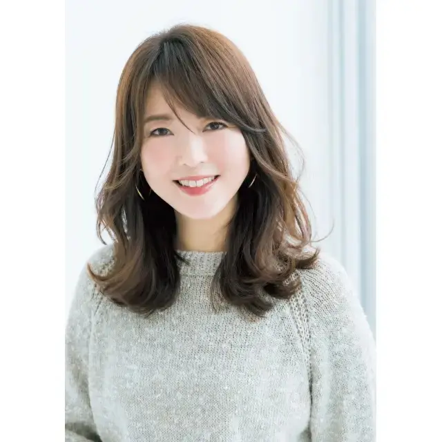 外ハネの華やかな動きの“新バランスのボリュームヘア”