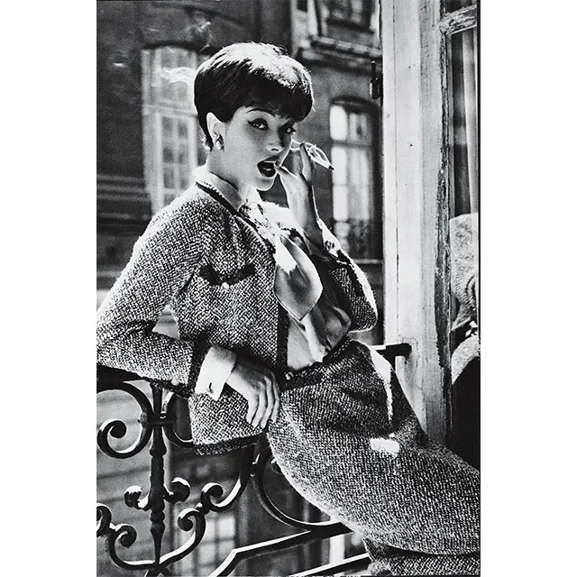 ジャケットを着こ なすシャネルのモデル、 マリー＝エレーヌ・アル ノー（1958年）。