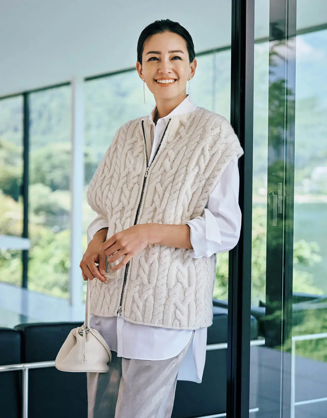 まろやかなオフ白ニットを、スポーティな味つけで小粋に見せて