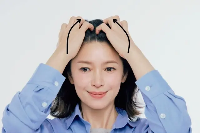 日中の分け目リセット方法　額から根元に指を差し込み 両手で髪を持ち上げる