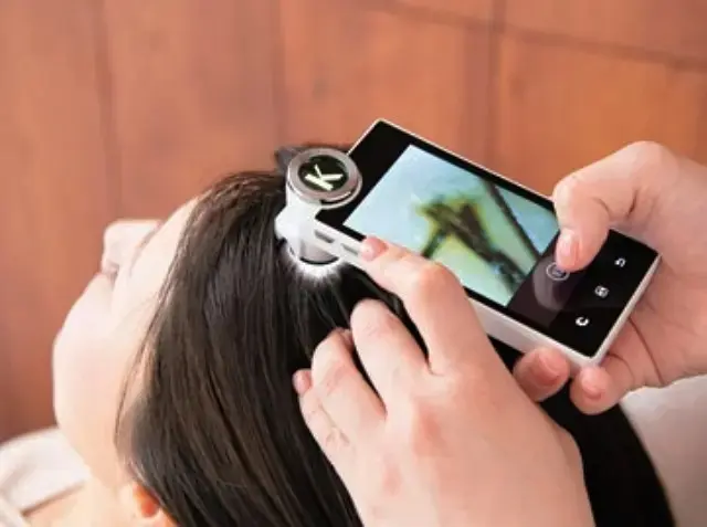 角質の状態や炎症の有無など頭皮の状態を細かくチェック。スタートは頭皮マッサージから。硬い頭皮をゆるめていく。