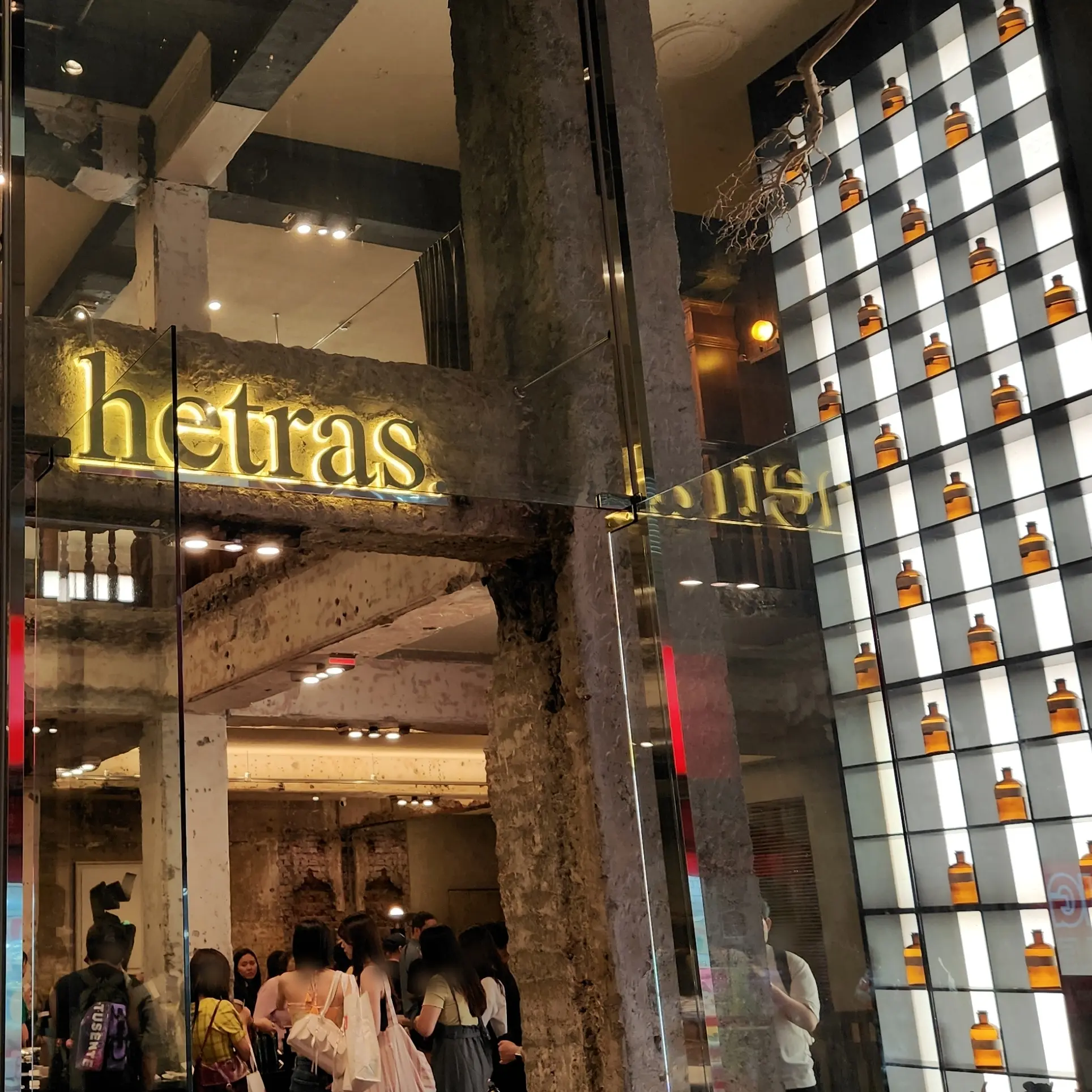 hetras明洞店。たくさんの人で賑わってました。