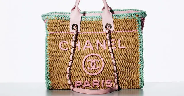 2024夏 ブランドバッグ】シャネルの新作トートはリゾートにも街にも
