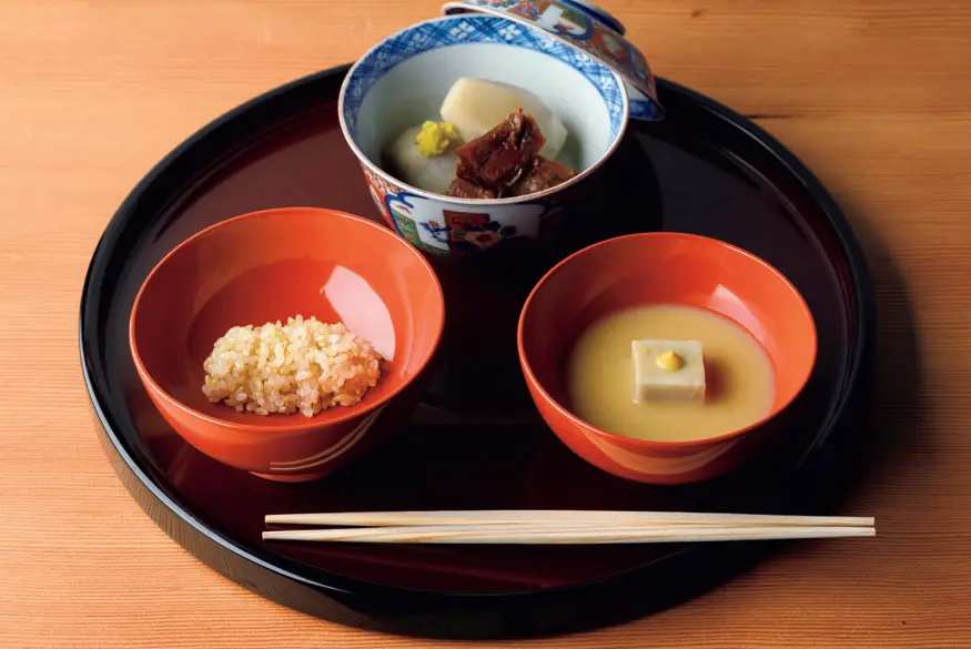 国内旅行　金沢　和食  茶の遊 鈴おき 玄米と海老芋は能美市から。輪島塗の器は譲り受けたもの
