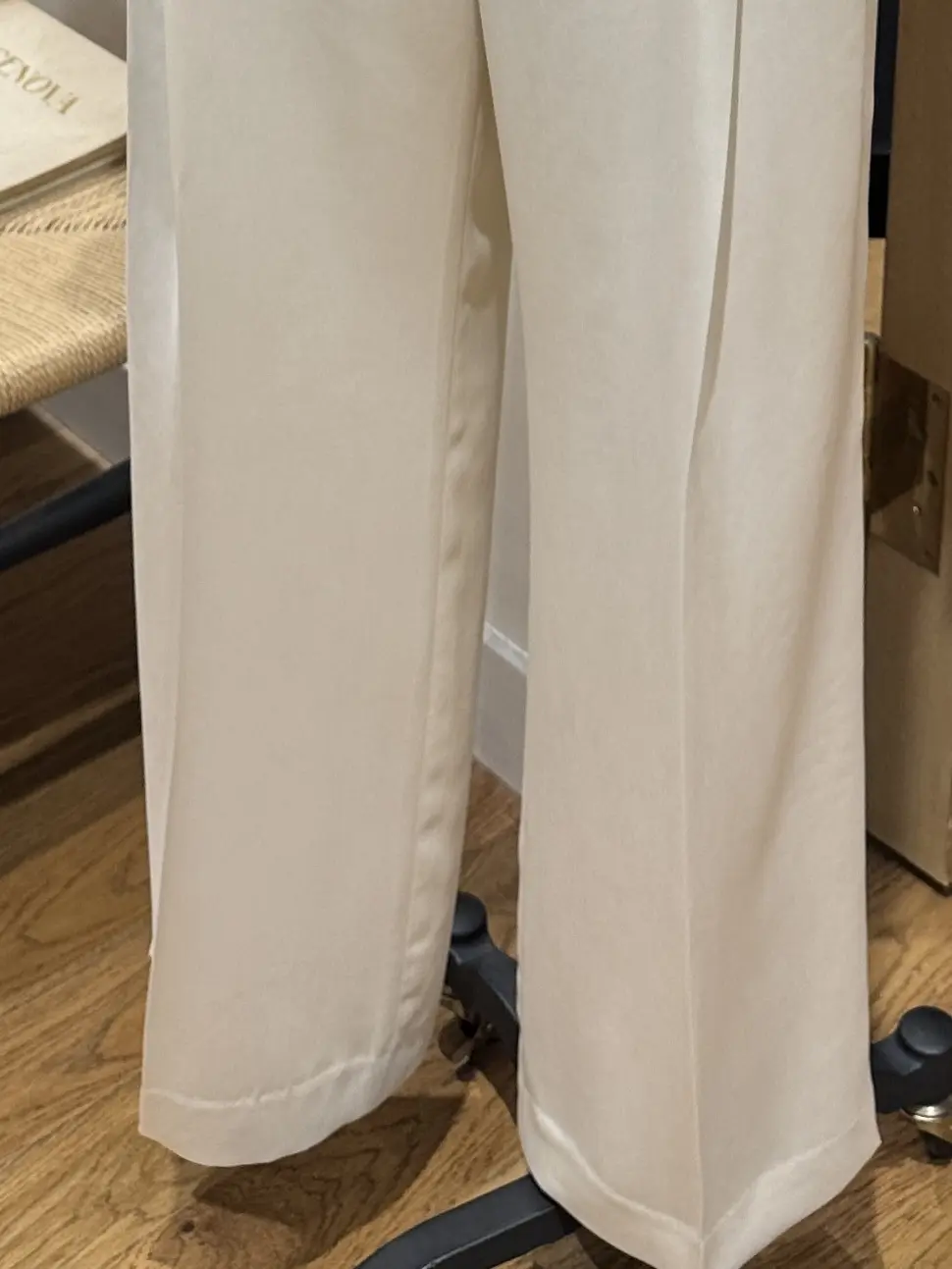 エクラ 華組　根村麻里さん　パンツコーデ　白　ホワイトコーデ　パンツ　MUSE	Deuxieme Classe　パンツの写真