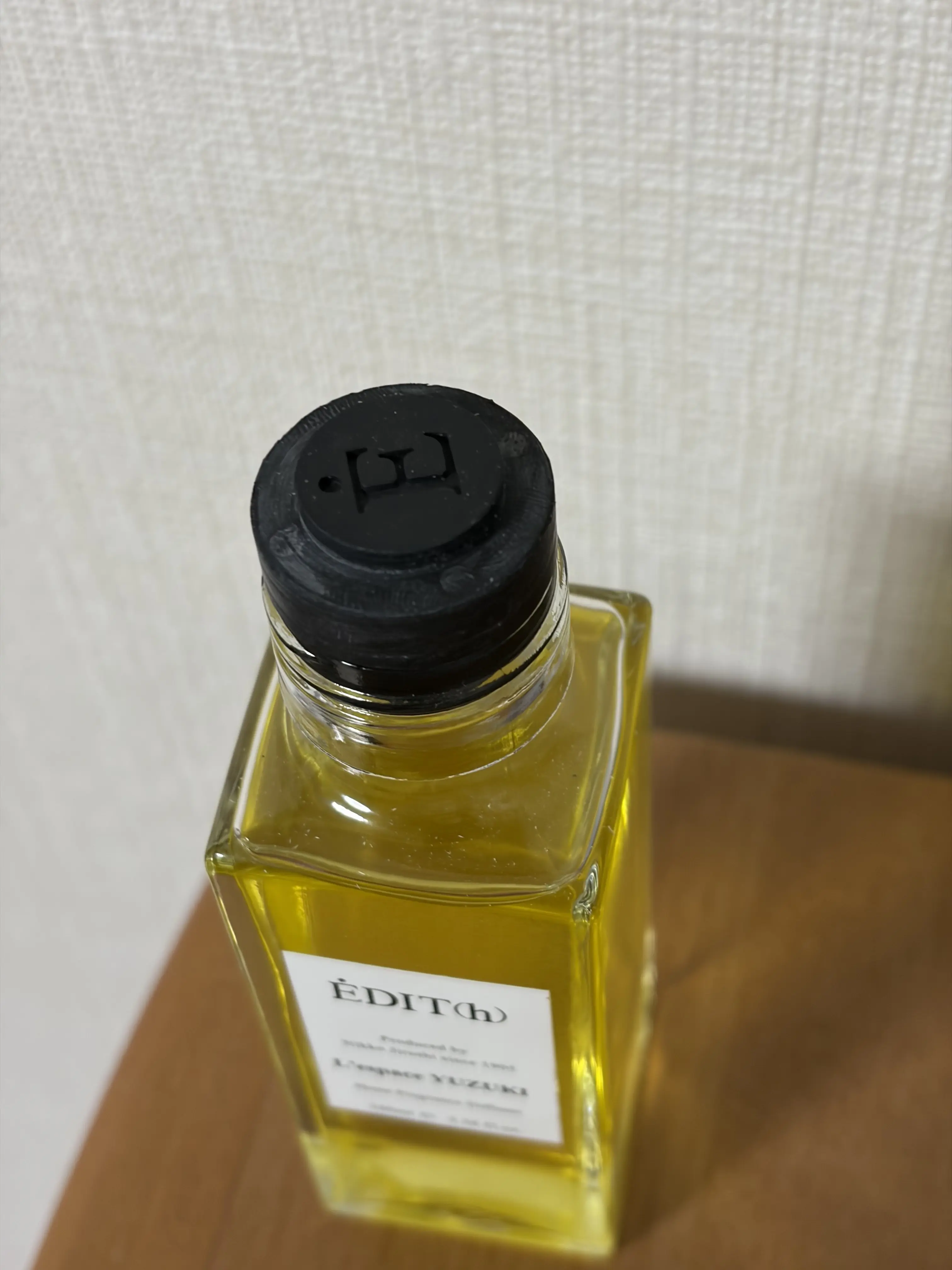 ガラス製の瓶を美しく飾るキャップは職人の手作り