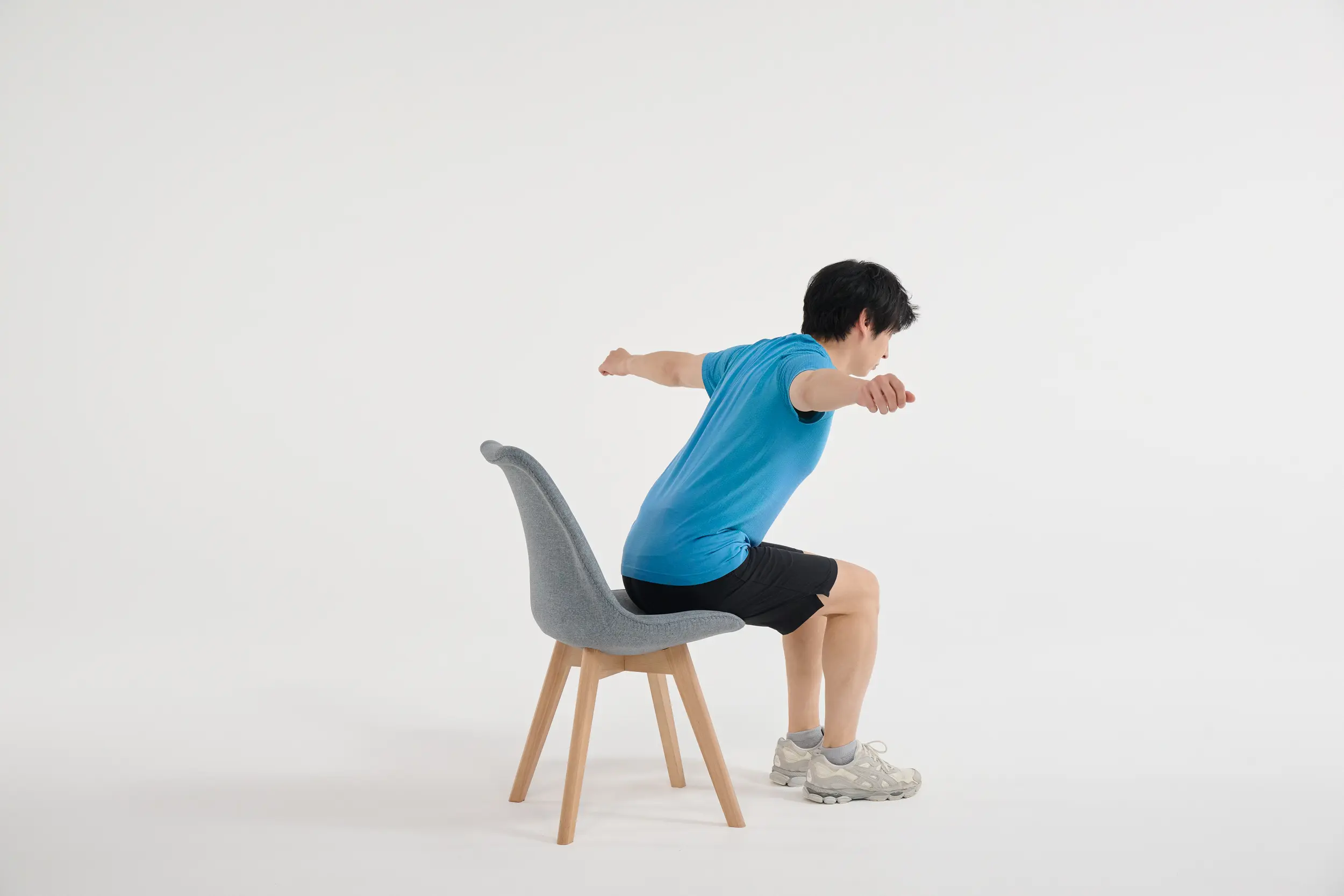 後ろから見たときは、このような状態。左右の肩甲骨を寄せる意識で腕を広げて。