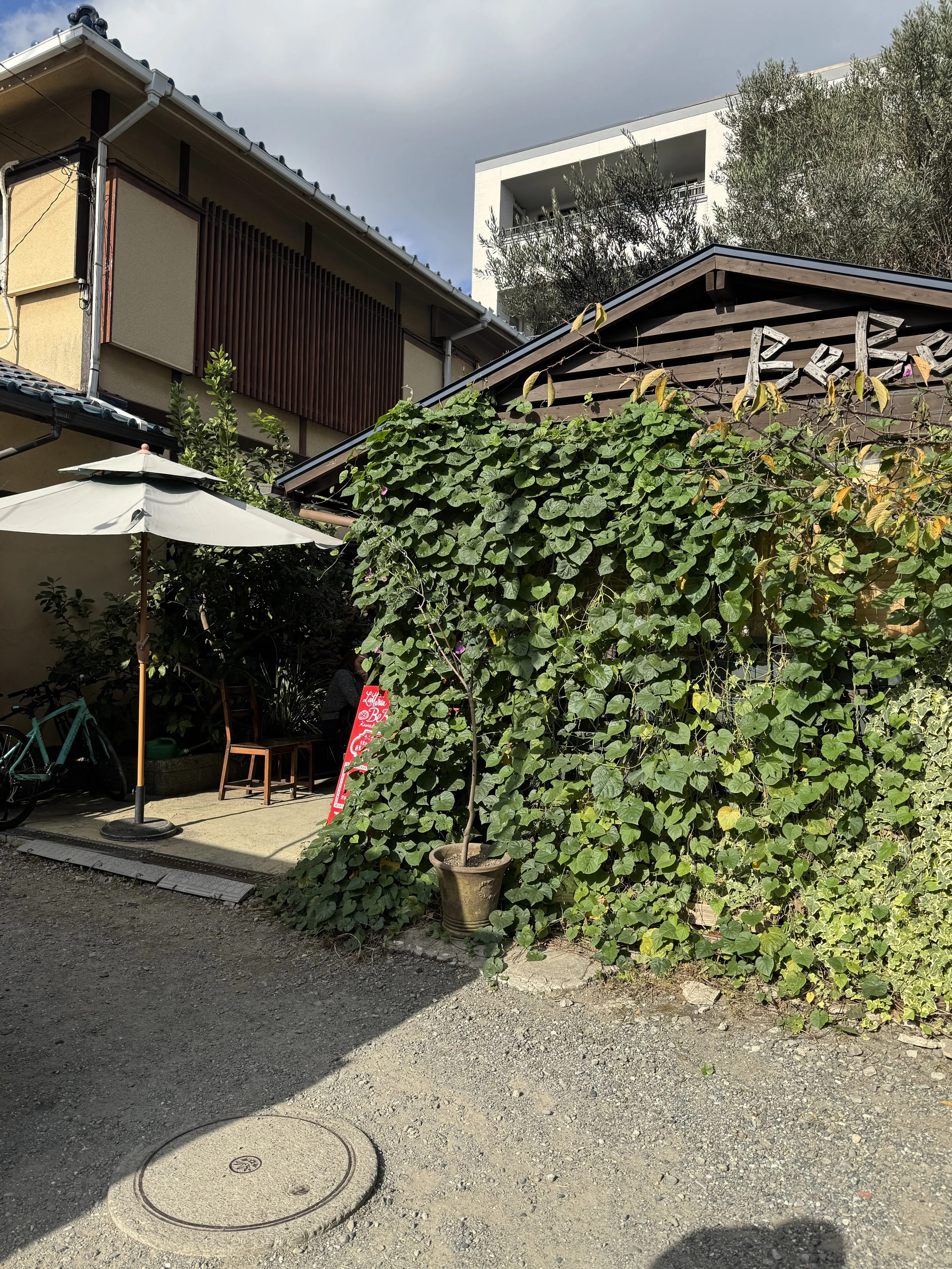 ショートトレンチでつくる大人カジュアルの鎌倉スタイル_1_2-2