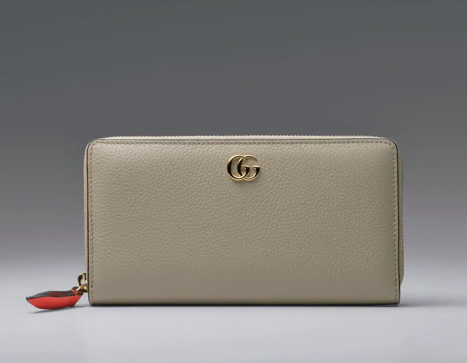 両サイドの紙幣用コンパートメントに加え、中央にレシ ートパーテーションを設置。中身が整理しやすいつくり で、領収書が多い人の最適解。札入れ3、小銭入れ1、カ ード挿し12。ロングウォレット（11×19.5×3）￥93,500 ／グッチ クライアントサービス（グッチ）