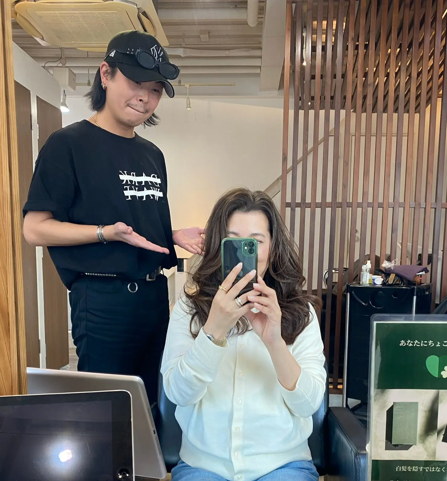 アラフィフロング巻き下ろしのスタイリング後。担当のスタイリストさんと。