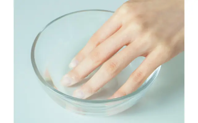 40℃くらいのお湯に、指先を肌が少しふやけるまでつけて、爪を柔らかくする。