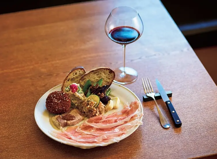 大人のひとり旅　美食　つくば　イタリアンワイン　ただ食堂　ペルシュウプレート￥1,800。岐阜県でパル マハムの製法でつくられる「ボンダボン」の ペルシュウ（生ハム）ほか総菜、自家製パンと 盛りだくさん