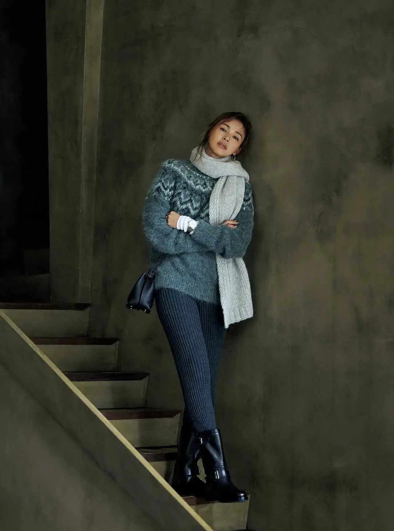 ウインターリゾートの定番、ノルディックニットを軸としたグレーの濃淡のコーディネート。ツヤのあるエンジニアブーツや肉厚マフラーなど、スタイリングの奥行きを増す小物使いでメリハリバランスを！