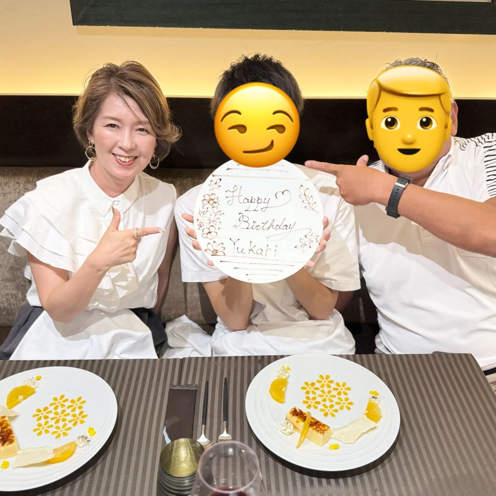 夏の街に映える白ブラウスとハンサムパンツ_1_6
