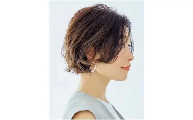 短めヘアのパーマはゆるめにかけておしゃれ印象をアップ！【50代髪型・ヘアスタイル】