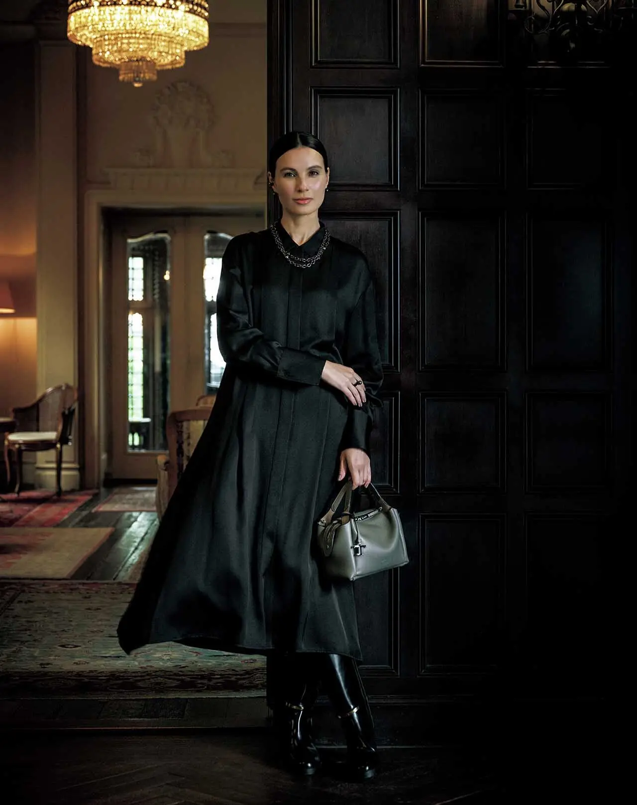 クラシカルな甘さに満ちた、 Aラインのシャツドレス。 揺れる黒で、知的な品格を誘って