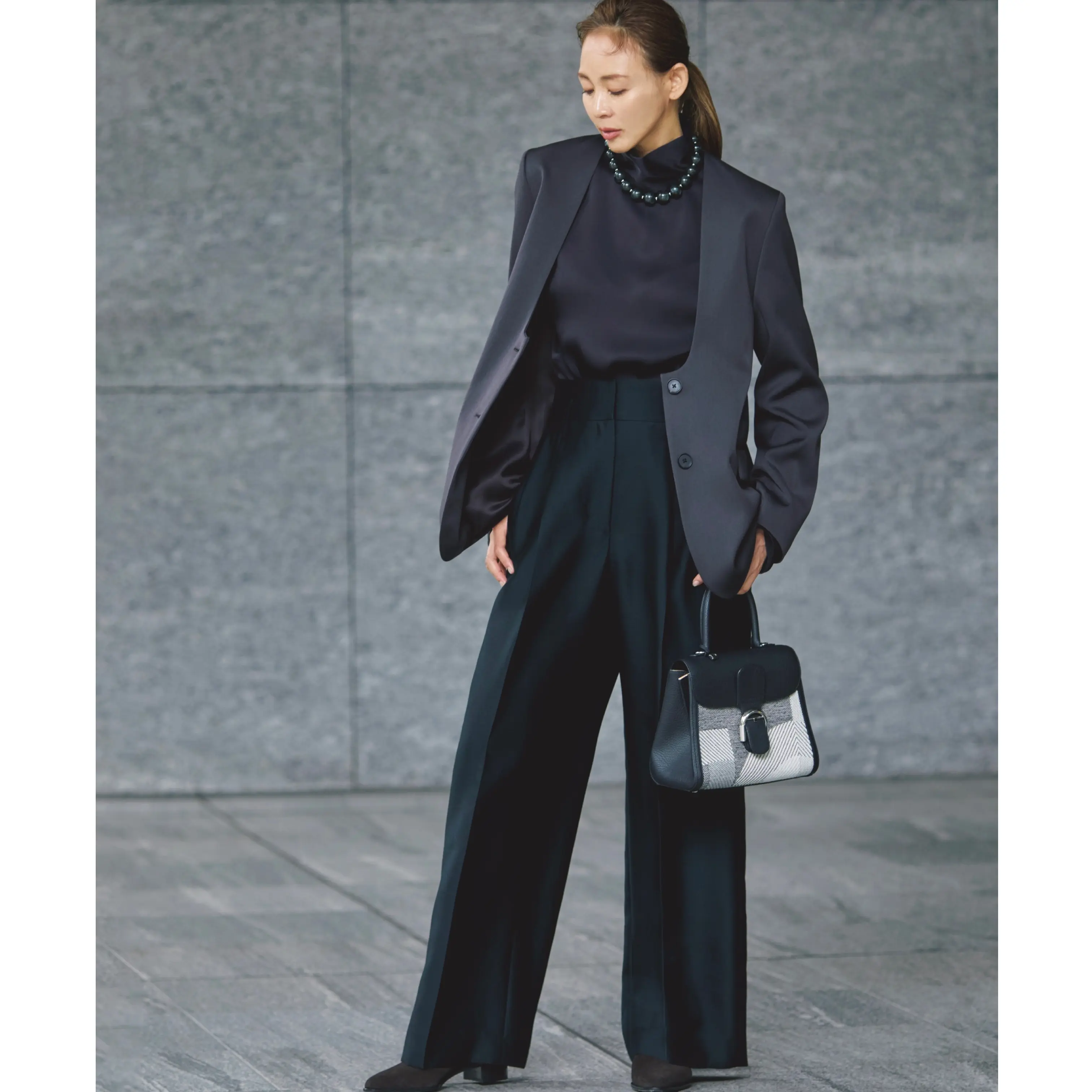 黒ハイネックブラウスに黒ジャケットとパンツを合わせたコーディネート　モデル・SHIHO