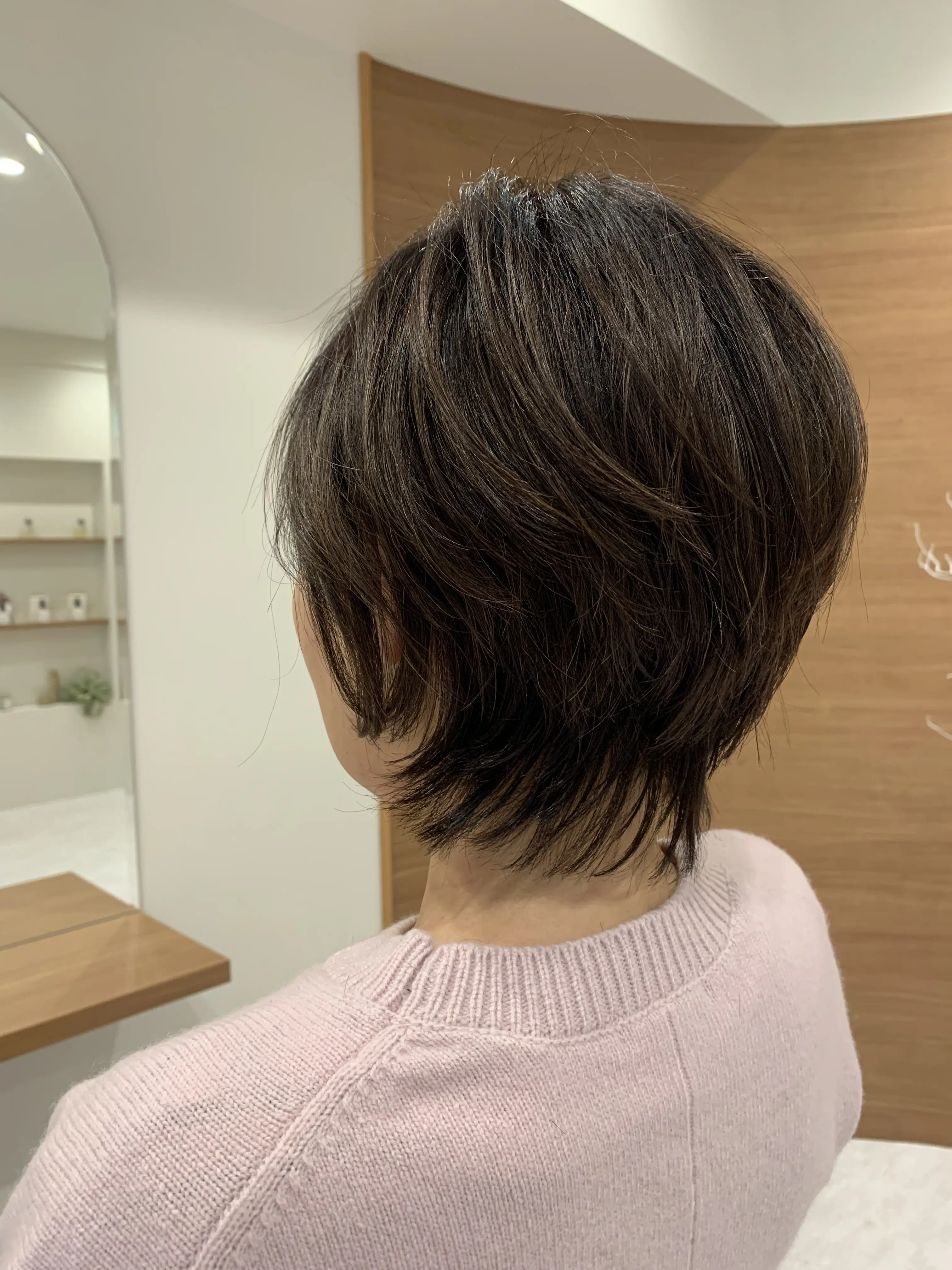 ヘアカットする女性