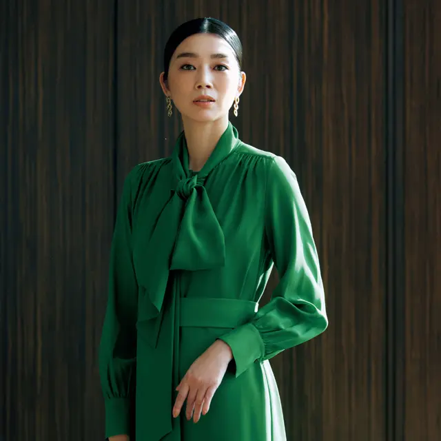 みずみずしいグリーンが映えるワンピースならひときわ目をひく【NEO