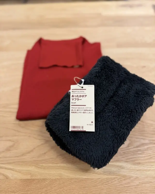 秋寒は無印良品の赤のトップスで温もりをチャージして、夜の丸の内へ_1_2