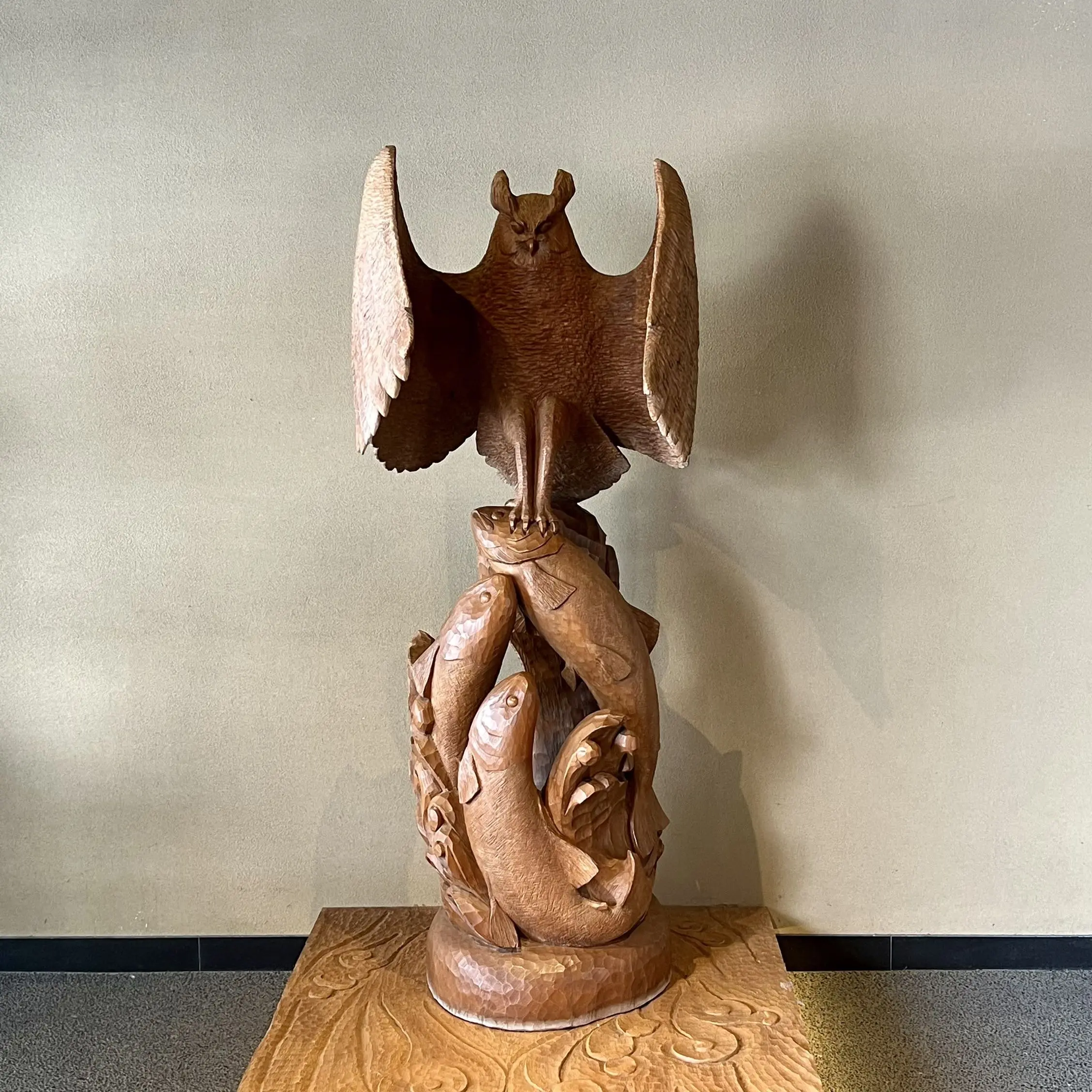 ニセコの宿　ニセコ昆布温泉 鶴雅別荘 「杢の抄」入り口の置物