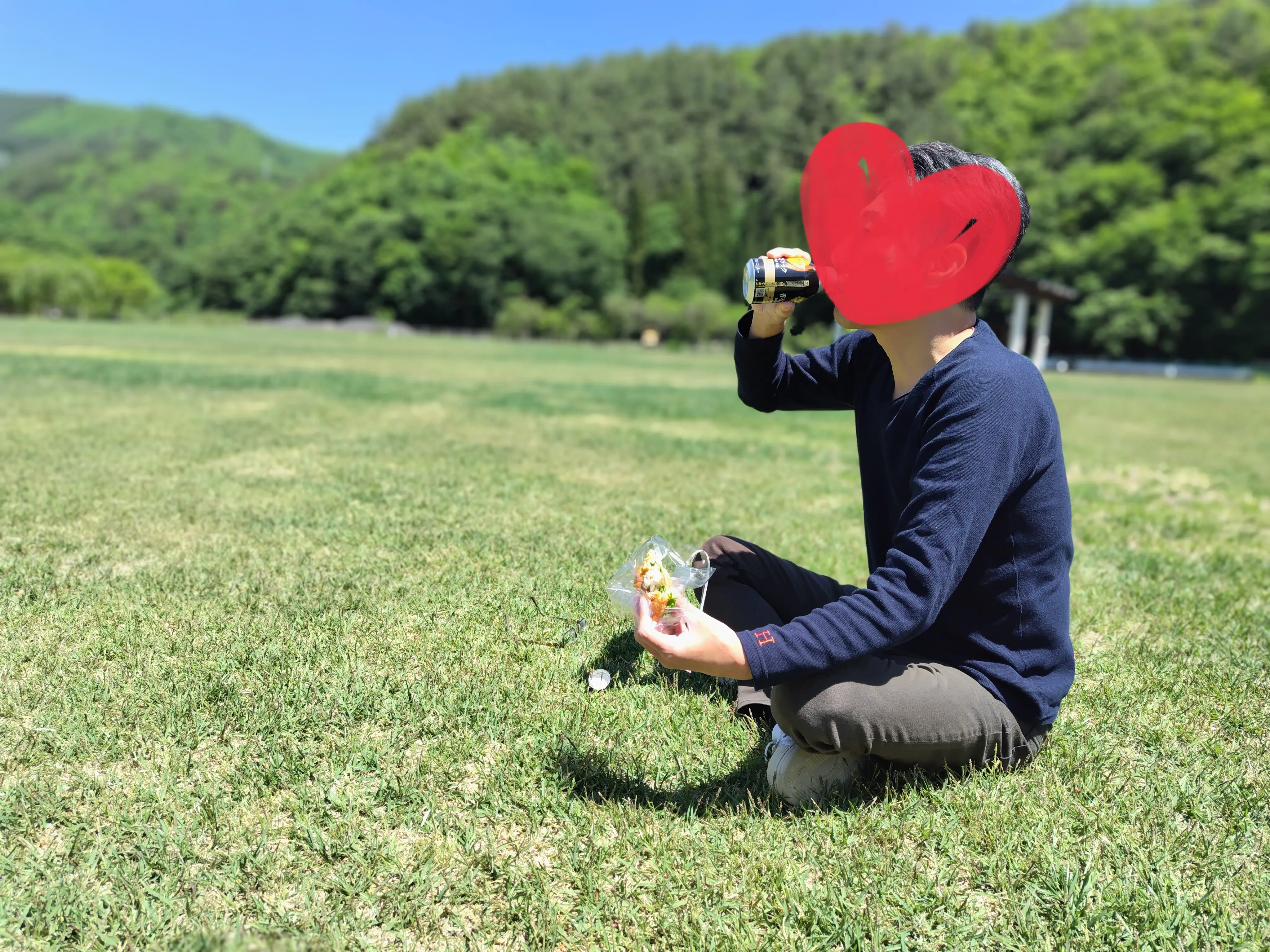 鱈バーガーを美味しそうに食べる夫