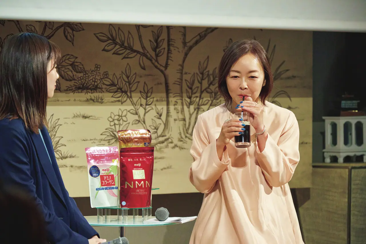 明治「アミノコラーゲンNMN」を溶かしたアイスコーヒーを試飲する小田さん