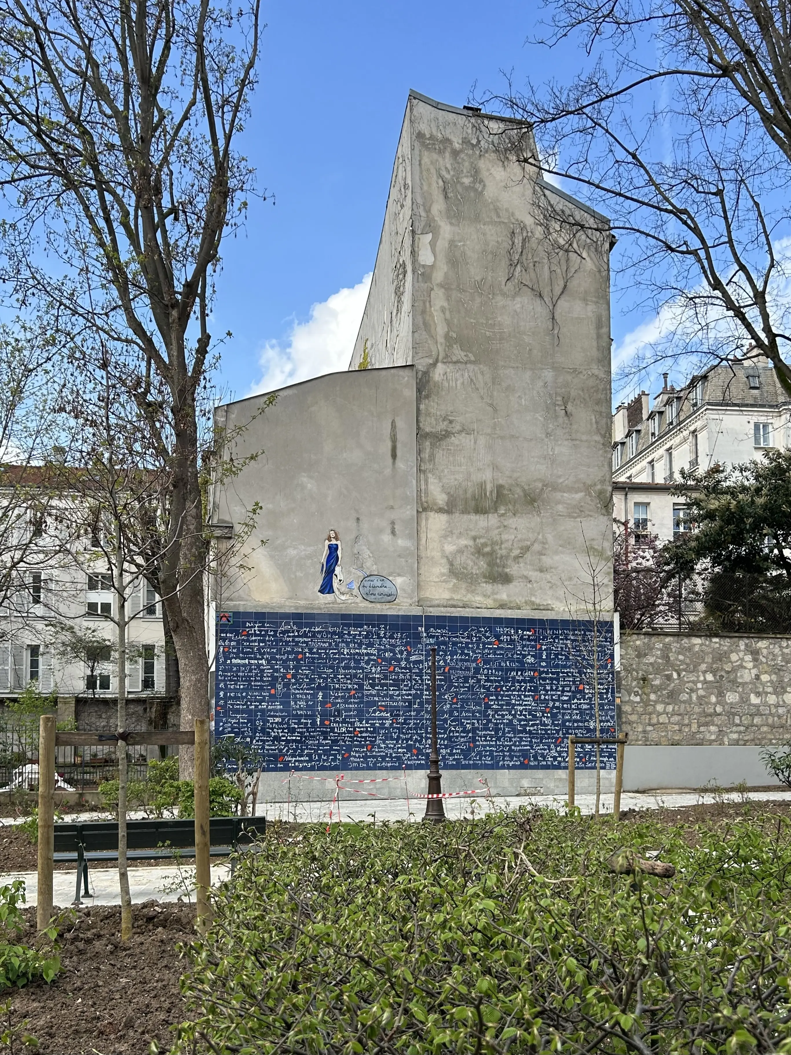 パリ　ジュテームの壁　エミリーインパリ　ロケ地