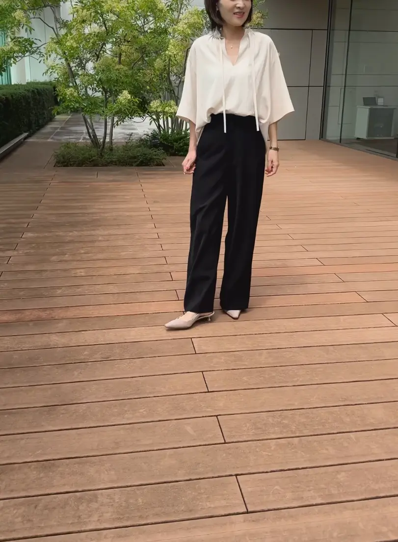 優美なセミワイドパンツを着た女性。すらりとした脚長効果あり