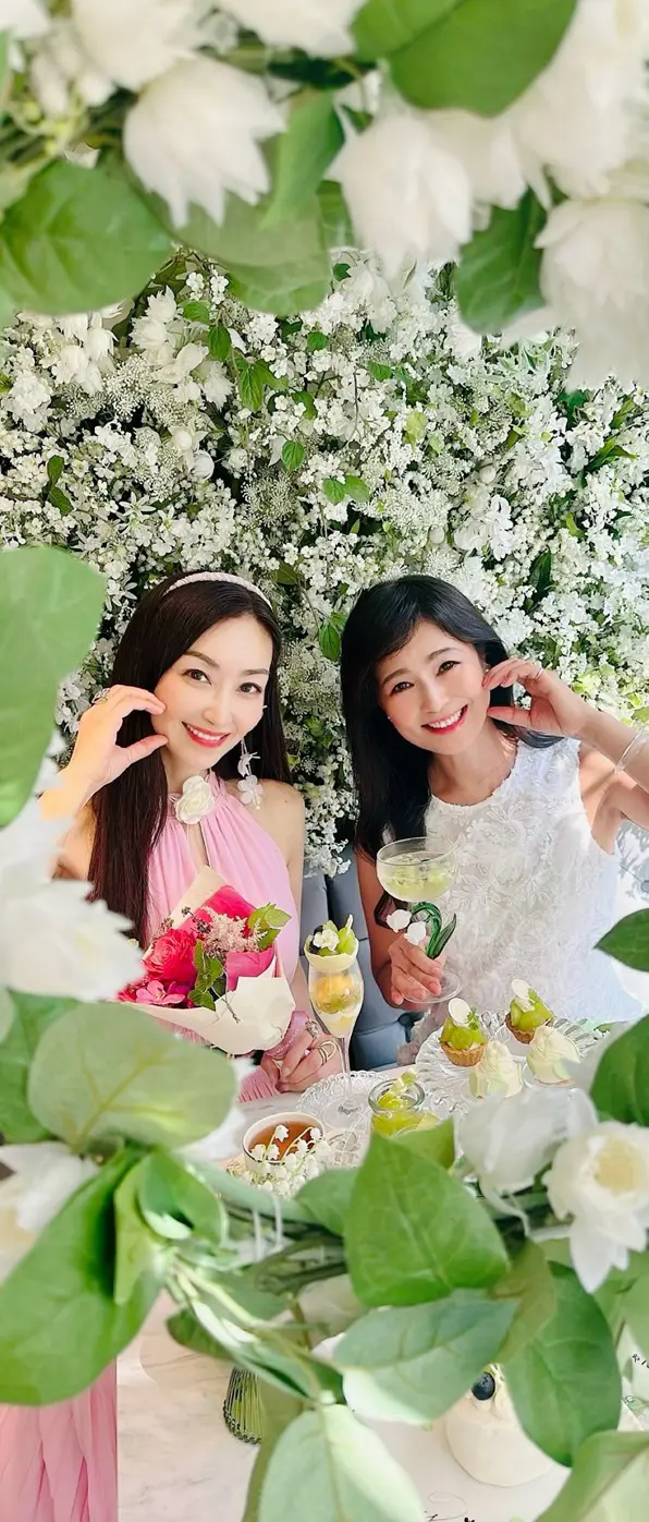 夏、夏ワンピース、夏ワンピ、ワンピ、白ワンピ、ロングヘア、黒髪、黒髪ロング、HAUTE COUTURE・CAFE nakameguro 、HAUTE COUTURE・CAFE 、中目黒、アフタヌーンティー、マスカット、すずらん、ケーキ、スイーツ、花束、ピンクの花束、白ワンピース、ホワイト、ホワイトワンピース、ワンピース、ノースリーブ、ノースリーブワンピース、パフェ、アイス、お花、お花の世界、お花の内装、店内、お花の店内、お花の装飾、アフタヌーンティー専門店、Shine Muscat Afternoon tea、たっぷりフルーツのすずらんsoda付き、 7/3~9/16期間限定、期間限定、バースデー、バースデープラン、バースデーケーキ、デコレーションケーキ、ホールケーキ、マンゴーアイス、女子会、バースデーパーティー、バースデーアフタヌーンティー、バースデーランチ、
