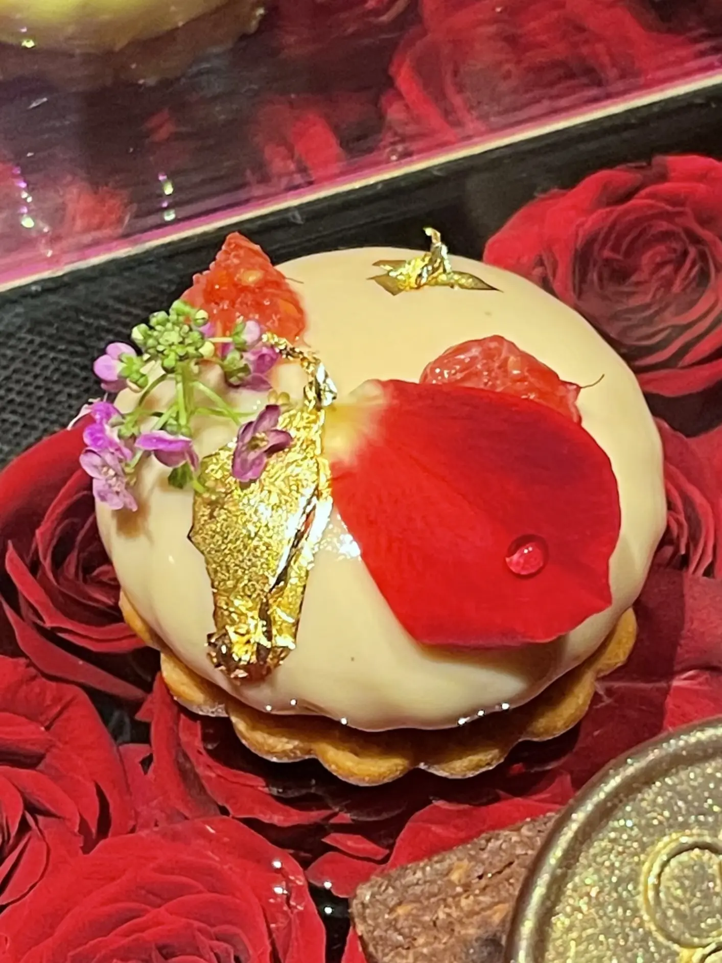 お洒落バー、お洒落カウンター、ムース、ババロア、お洒落、お洒落な店内、お洒落スイーツ&amp;バー、間接照明、ケーキ、お洒落照明、Constellation.、SweetscafeBAR、バー、スイーツバー、入り口、通路、廊下、プロローグ、モダン、ブルーライト、間接照明、エピローグ、幻想的、幻想的、お洒落、スイーツ、ベリー、ケーキ、スイーツ&amp;バー、薔薇、フラワーアレンジ、マカロン、ライチ、ベリー、キイチゴ、木苺、薔薇、花びら、お洒落、美味しい、スイーツ、ハート、ハート型、ベリー、