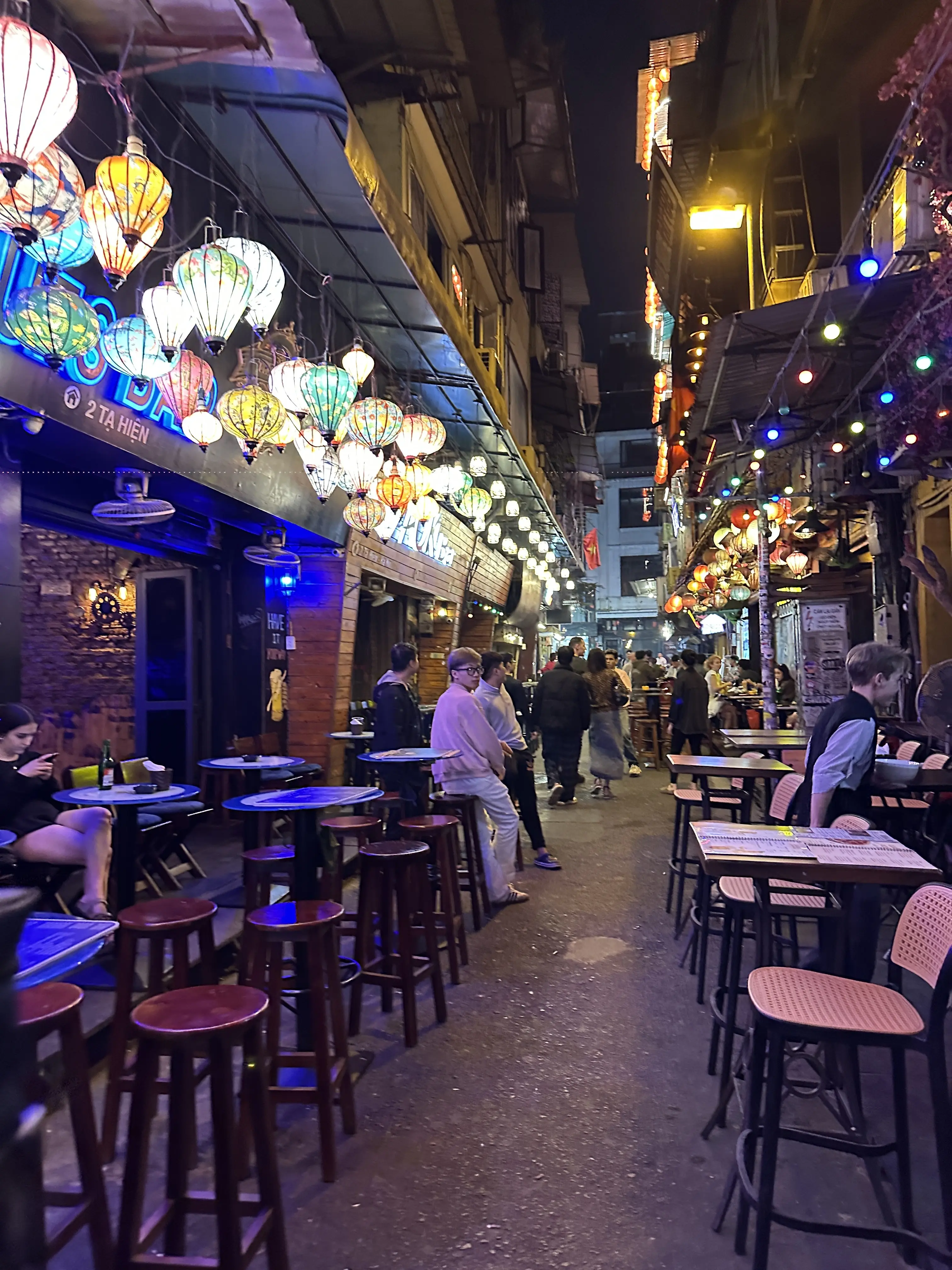 ベトナム　ハノイ　ナイトマーケット　歩行者天国