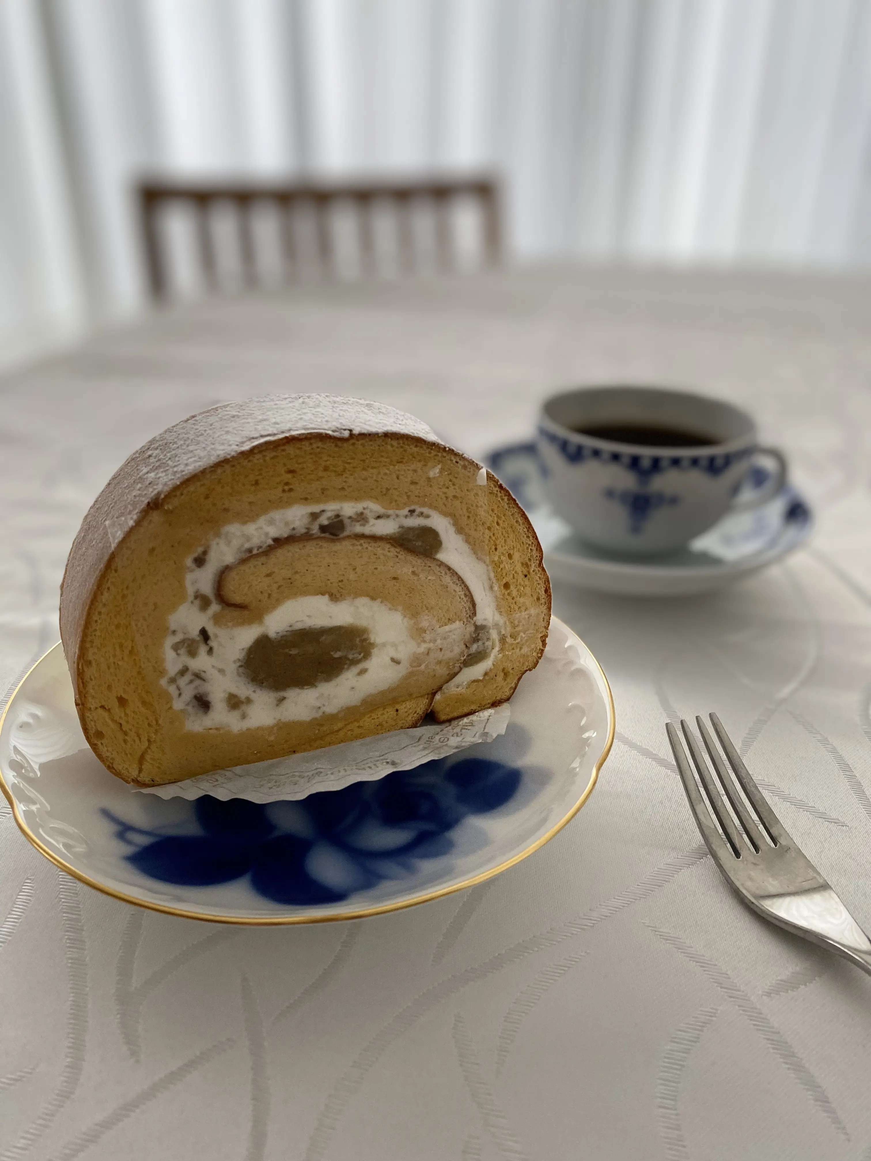 アテスウェイの秋限定ロールケーキ。和栗入りのクリームとしっとり生地が絶妙なバランス。吉祥寺のモンブラン以外のおすすめ栗スイーツとして注目。お土産や手土産にも最適な一品。