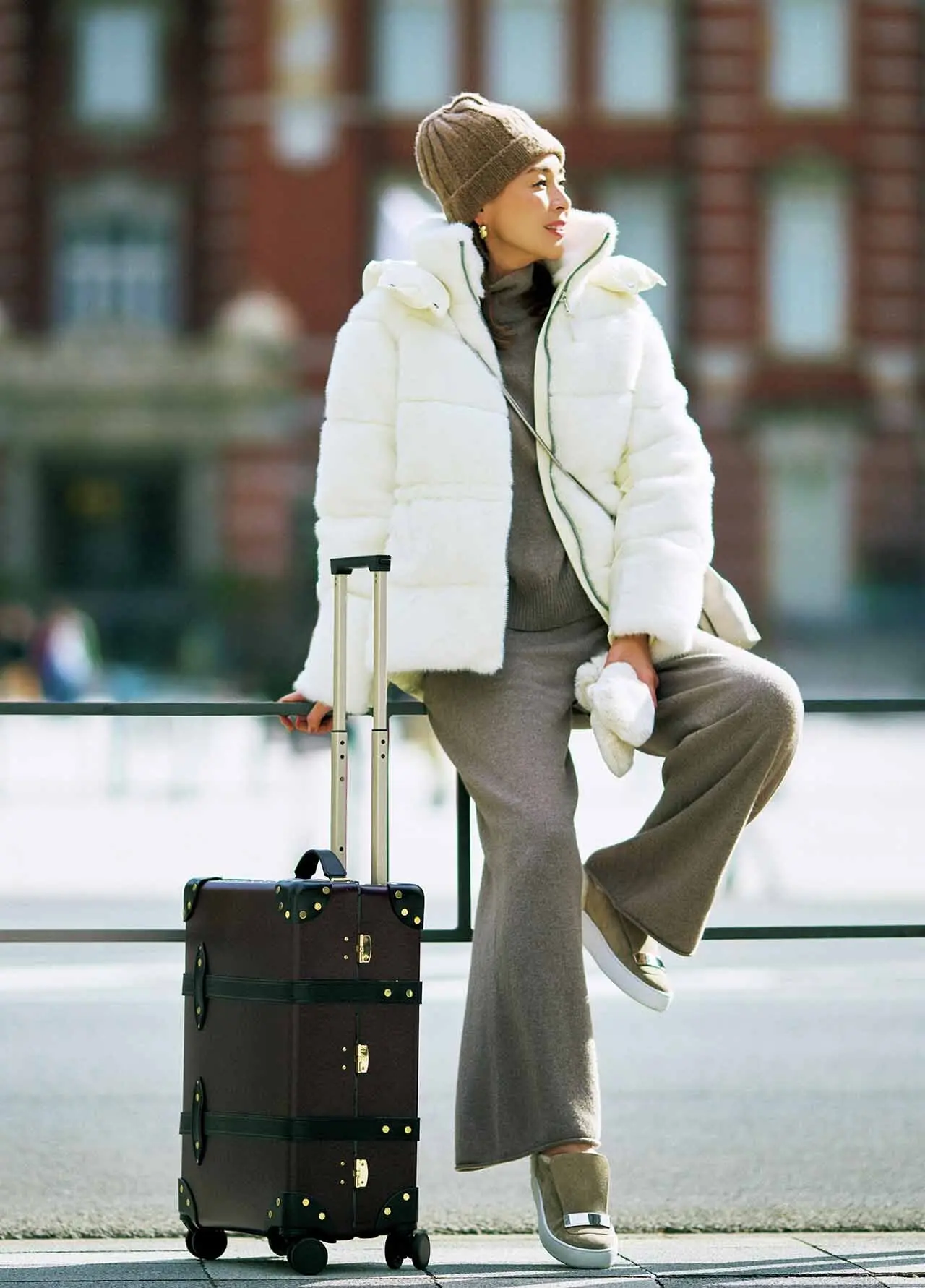 駆け込み買いダウンは、 リュクスな白で特別感を