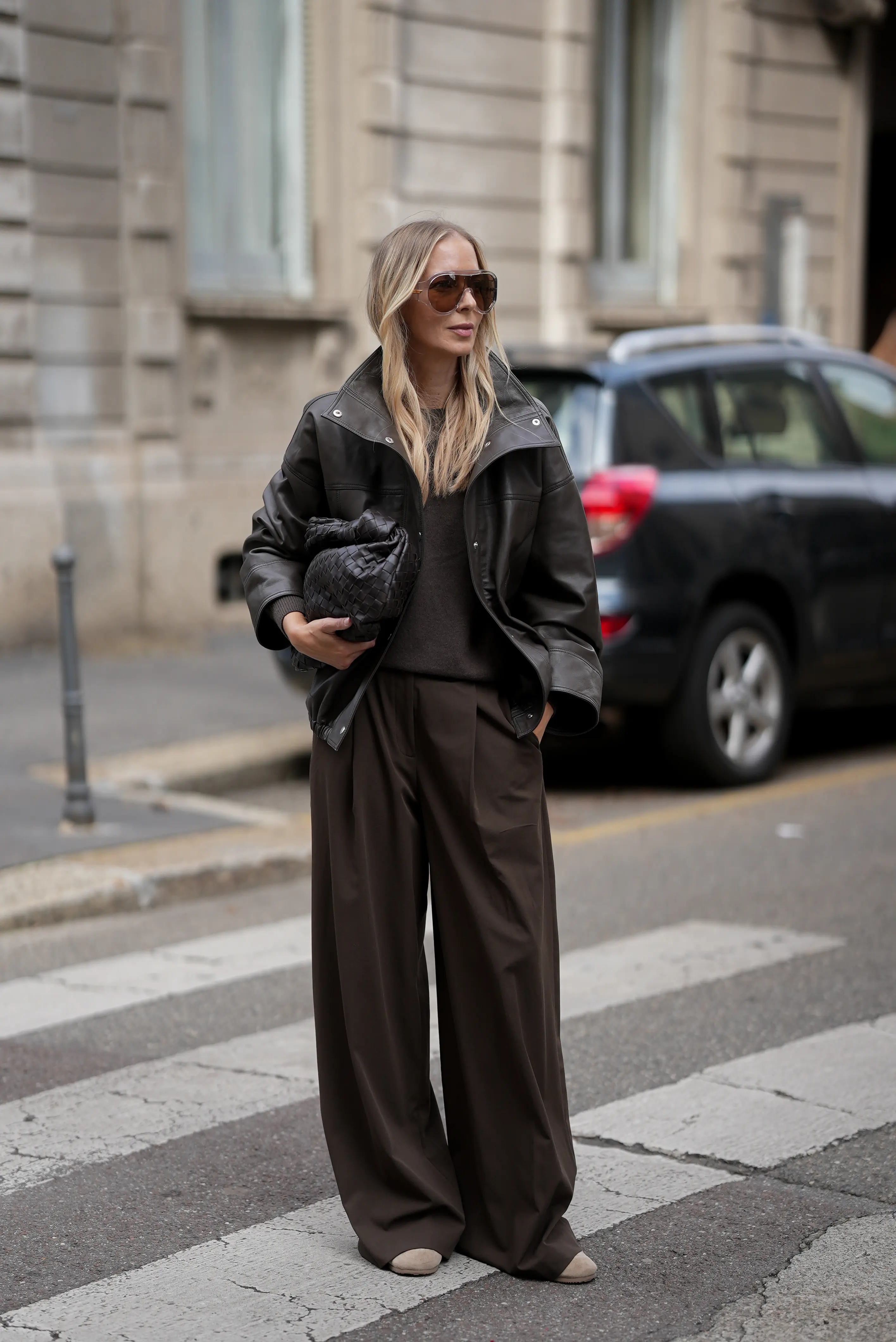 ファッションスナップ　ブラックレザー　ジャケット ブラウンパンツ