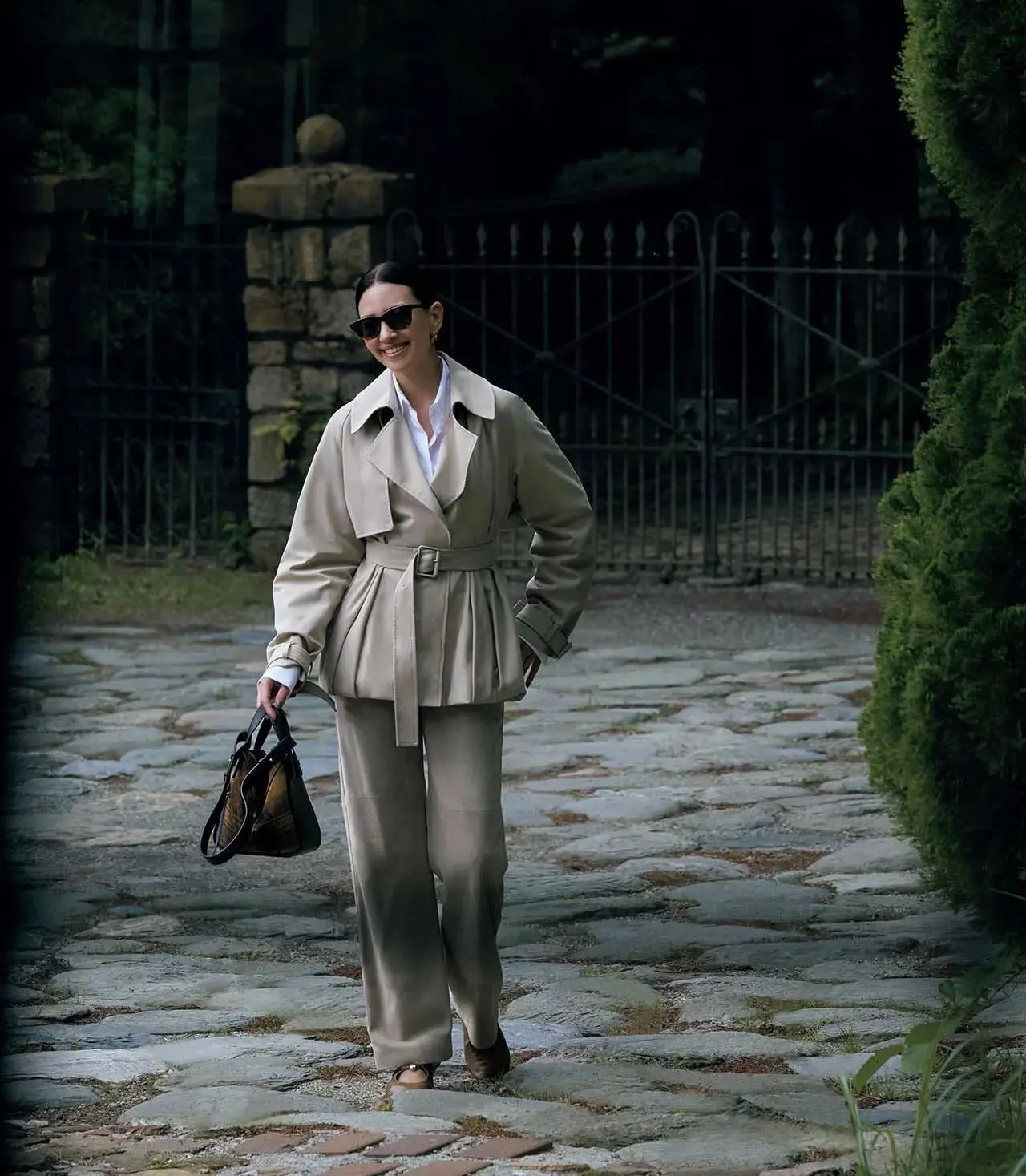 エクリュ・レイヤードに新風を呼ぶ、すそバルーンジャケットのスタイリッシュ効果