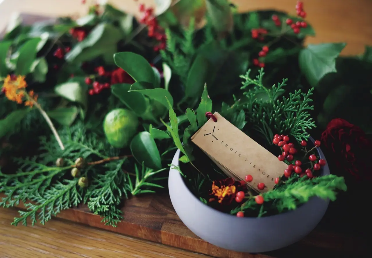 畑のハーブや森の木々の葉をあしらったウエルカムボウル