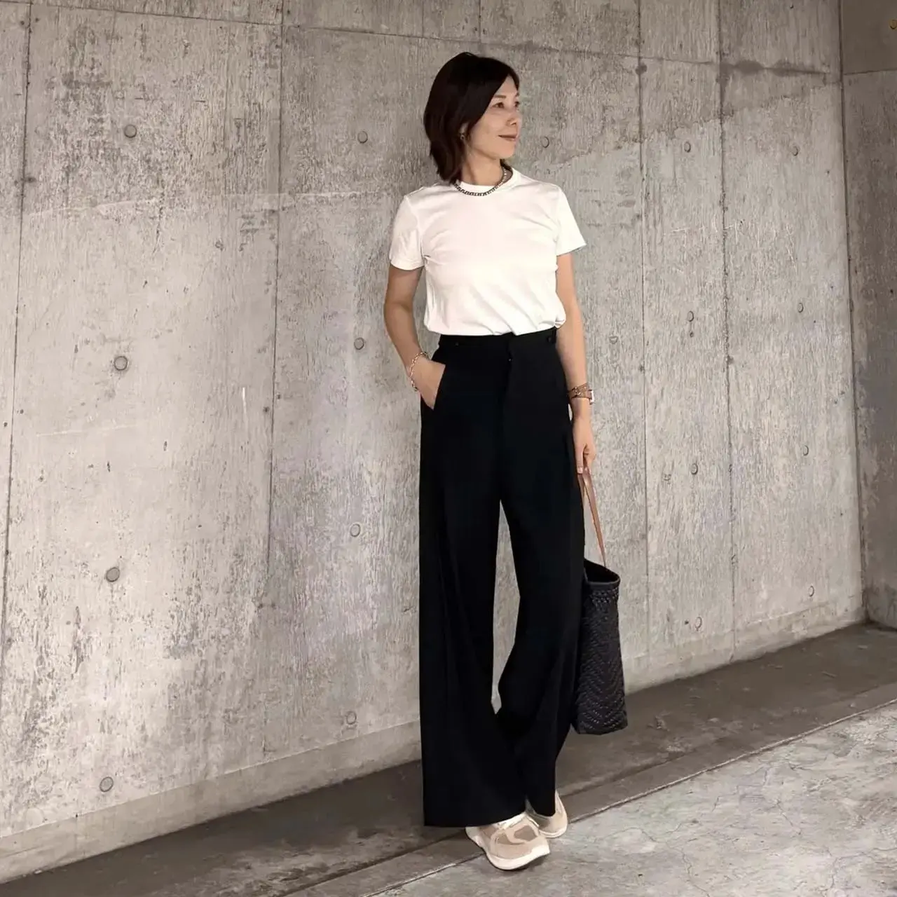 【50代 秋のスニーカーコーデ10選】コーディネートになじみやすい!季節の変わり目の足元のおしゃれ