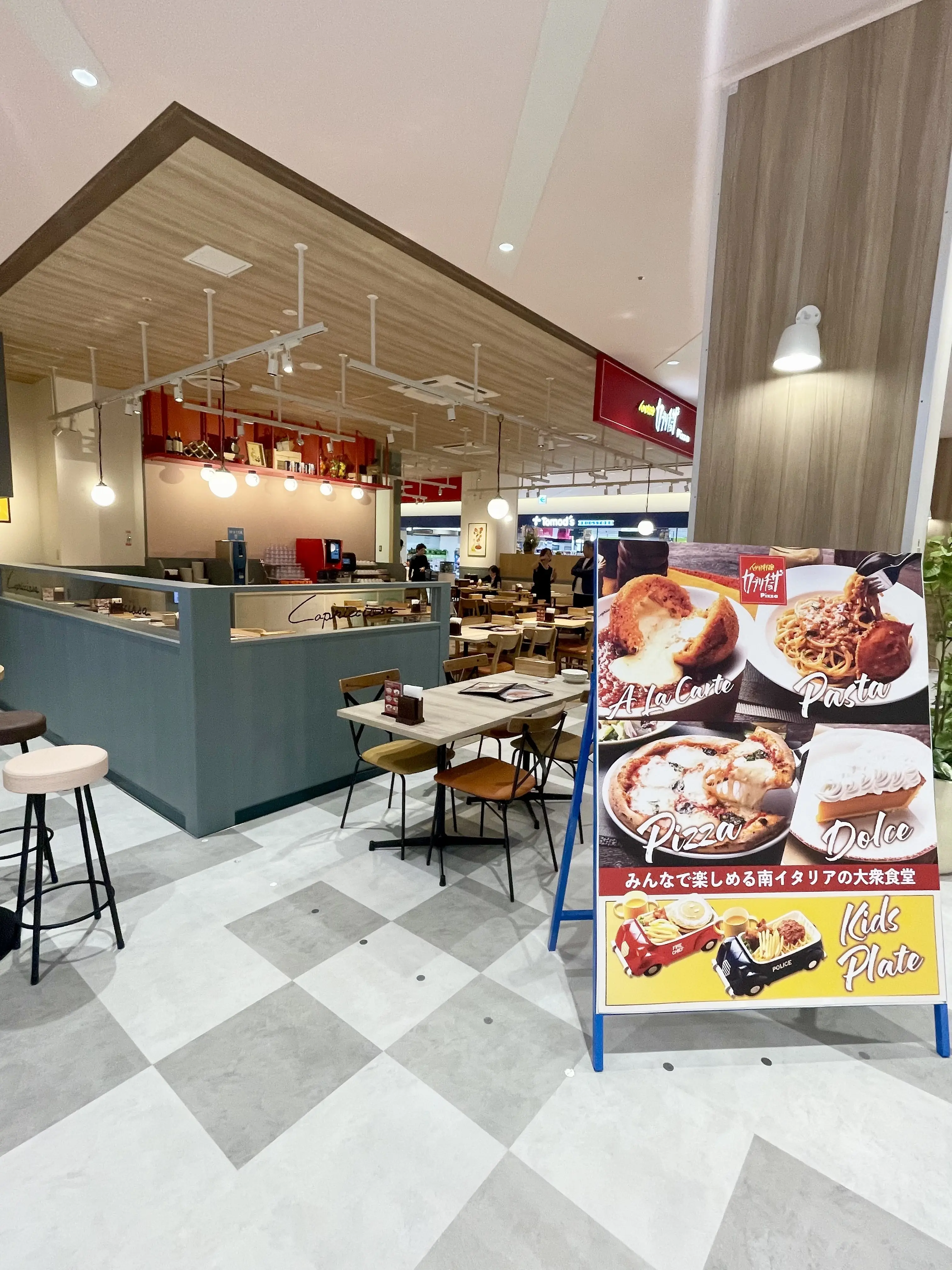 白、ワンピース、白ワンピース、かごバッグ、SHEIN、 Fang  Fa、三井ショッピングパーク、ららテラス北綾瀬、ショッピングモール、商業施設、フードコート、本格的、カプリチョーザ、イタリアン、ピザ、パスタ、入り口、