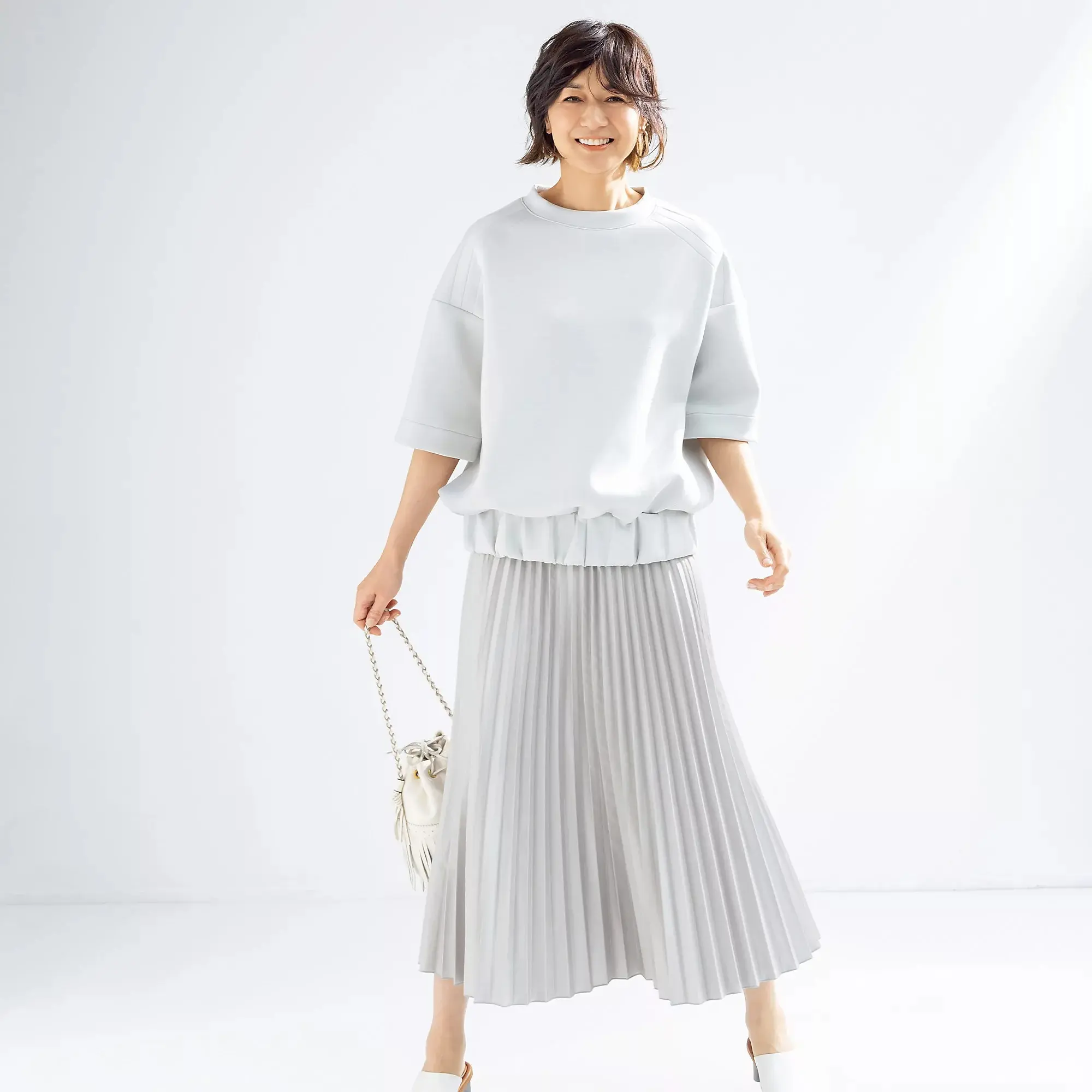 富岡佳子さんがまとう、大人を美しく見せる洗練アイテム「COGTHEBIGSMOKE」のスウェット風トップス＆プリーツスカート_1_1