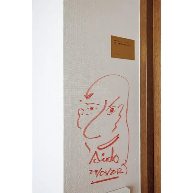 新築の客室内には設計した安藤氏のサインが